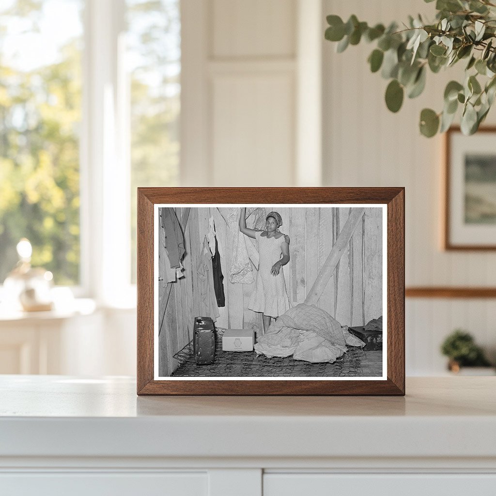 1939 Woman Arranging Quarters as Strawberry Picker Louisiana - Available at KNOWOL