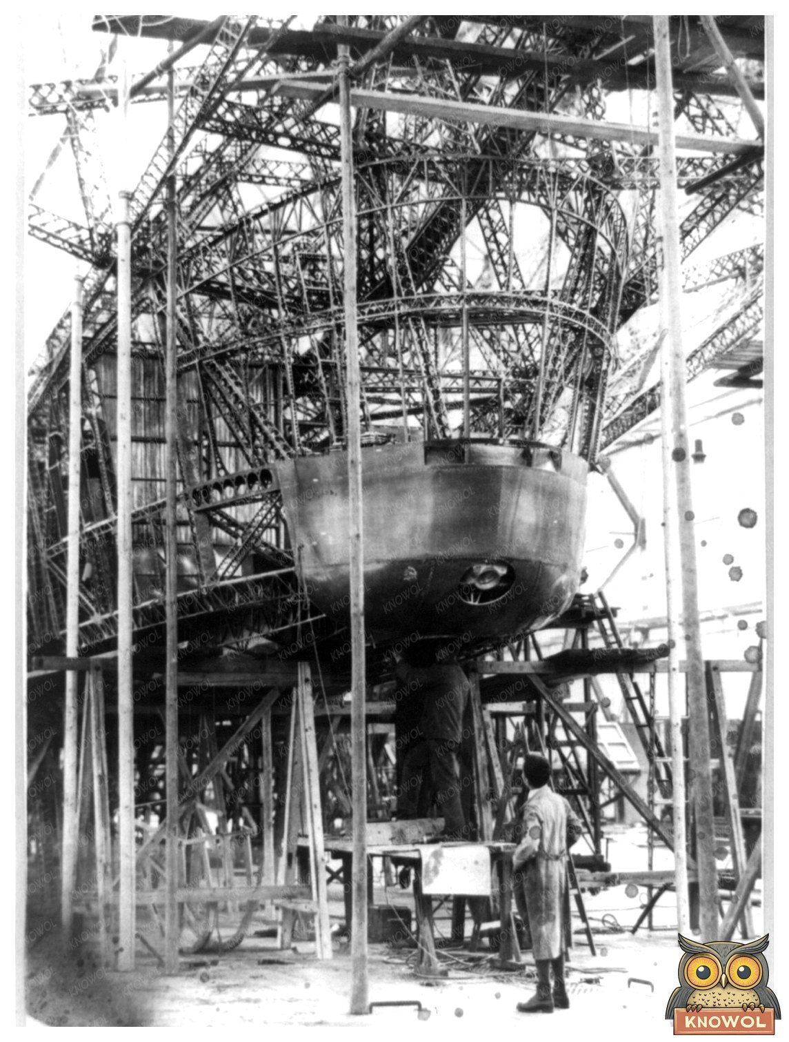 Luxurious Zeppelin Gondola for Pilots and Passengers