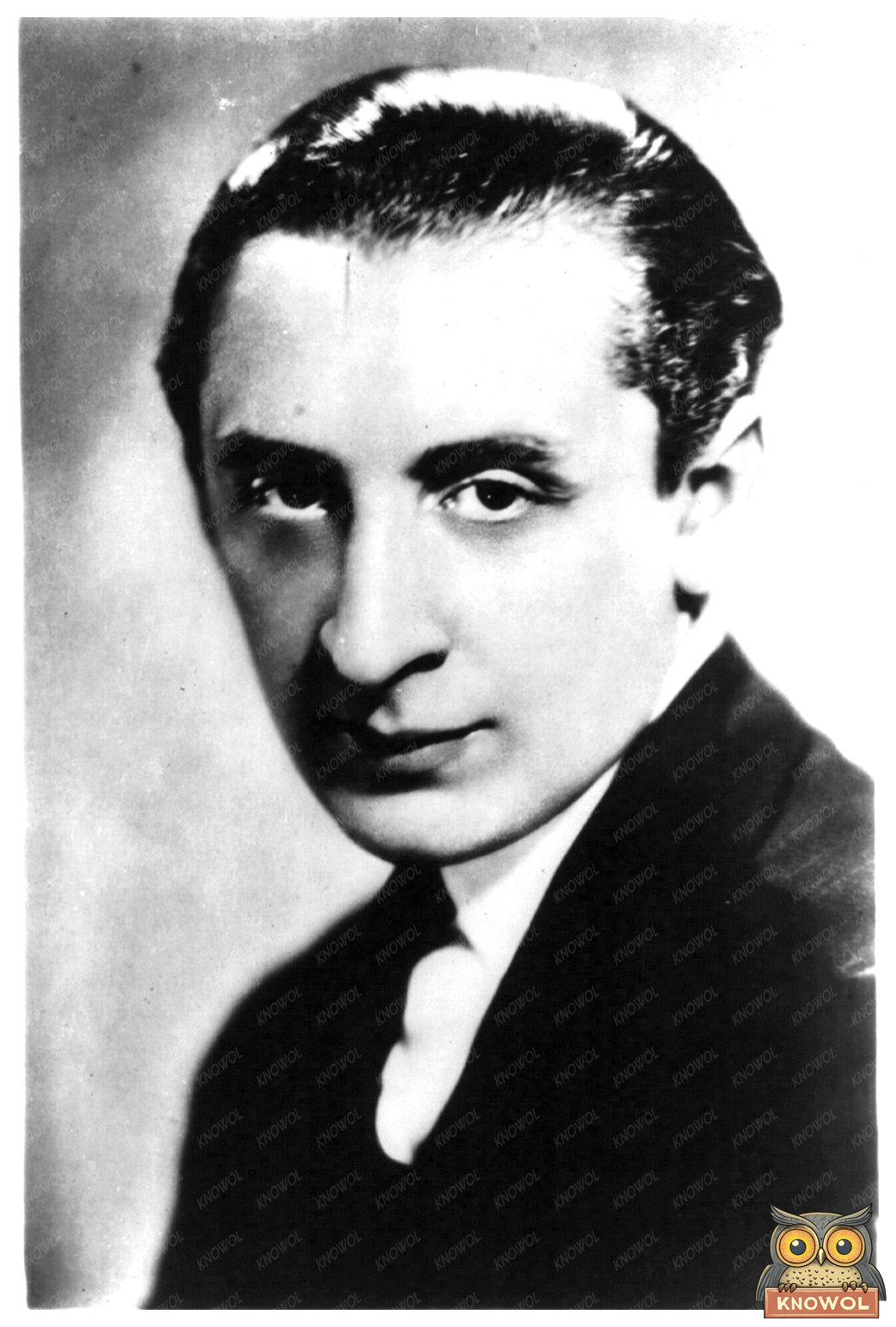 Vladimir Horowitz: Iconic Pianist in Passionate Performance