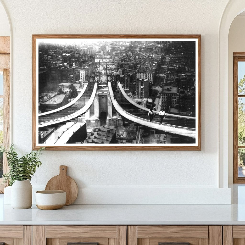 Workers on the Manhattan Bridge: A 1907 Construction Snapsho