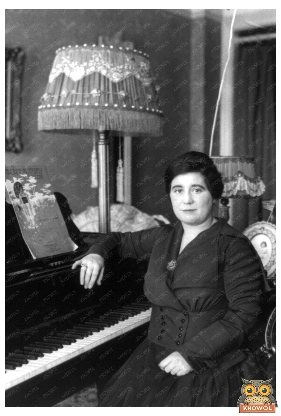 Amy Castles: Iconic Australian Singer at the Piano
