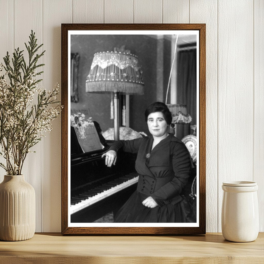 Amy Castles: Iconic Australian Singer at the Piano