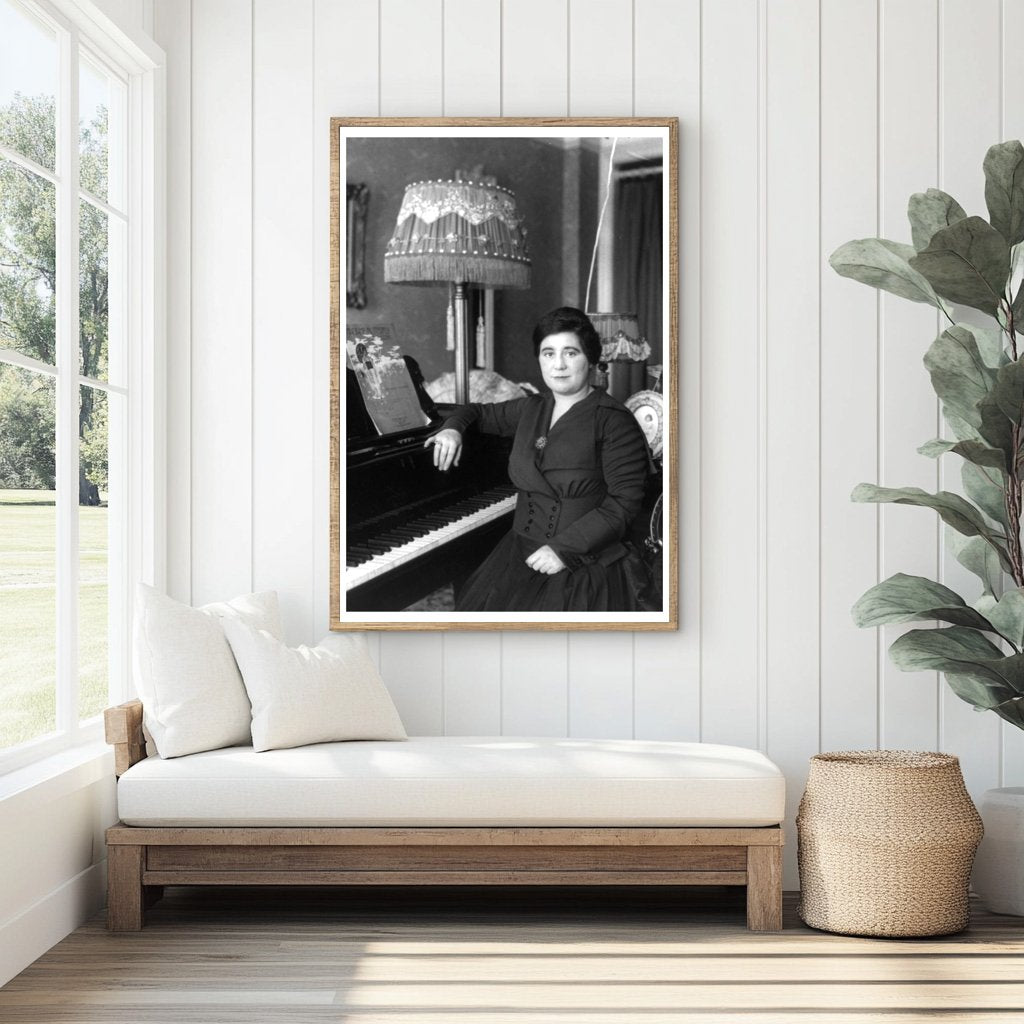 Amy Castles: Iconic Australian Singer at the Piano