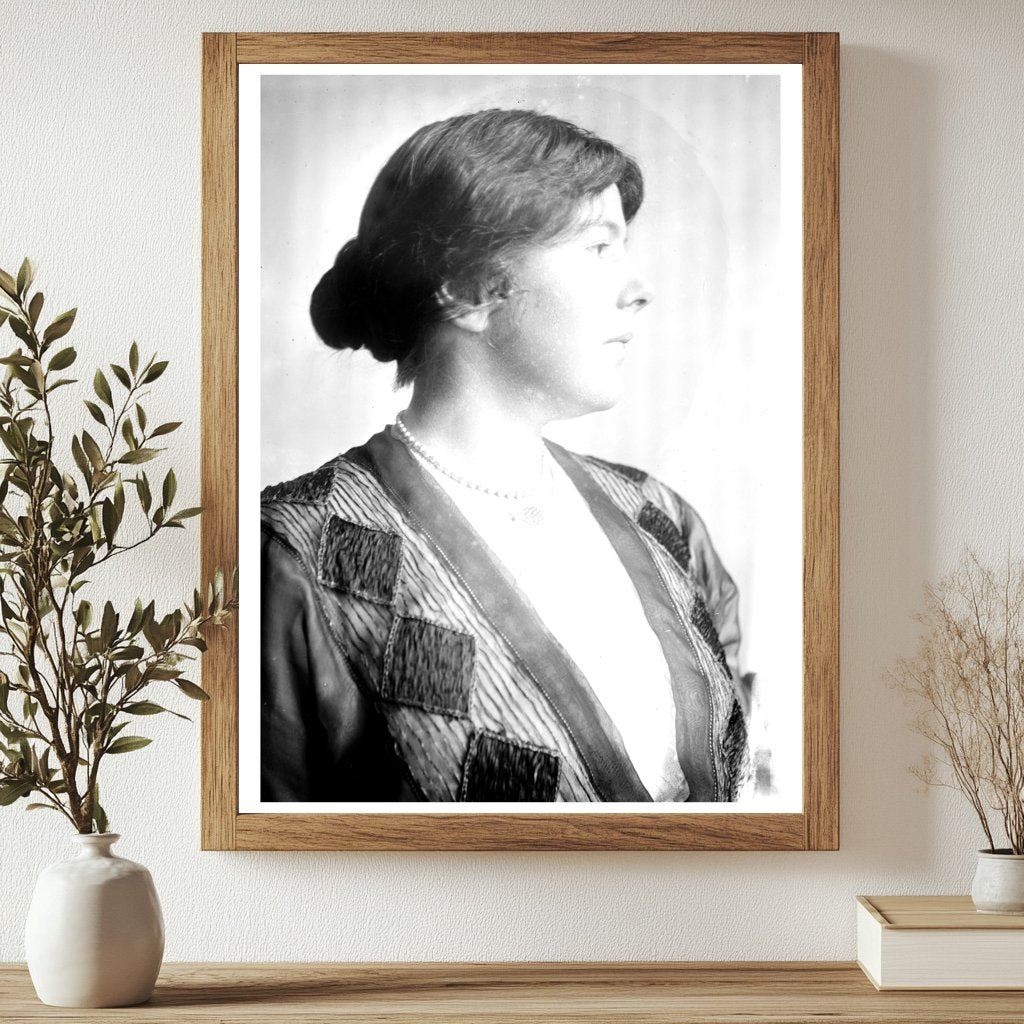 Captivating Portrait of a Vintage American Contralto