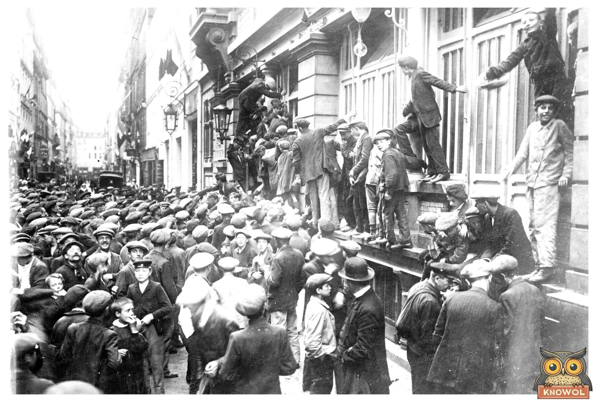 Paris Newsboys Anticipate Breaking News, 1914-1915