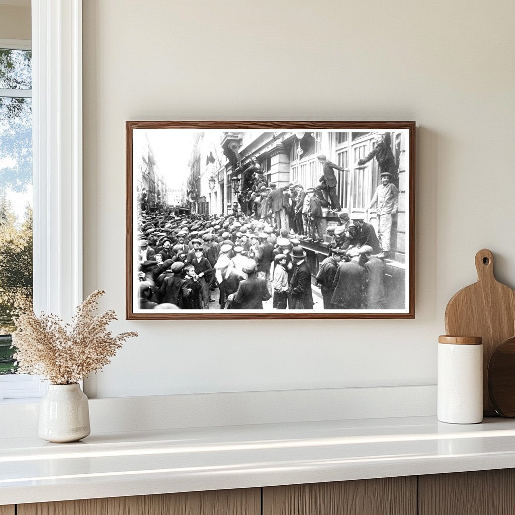 Paris Newsboys Anticipate Breaking News, 1914-1915