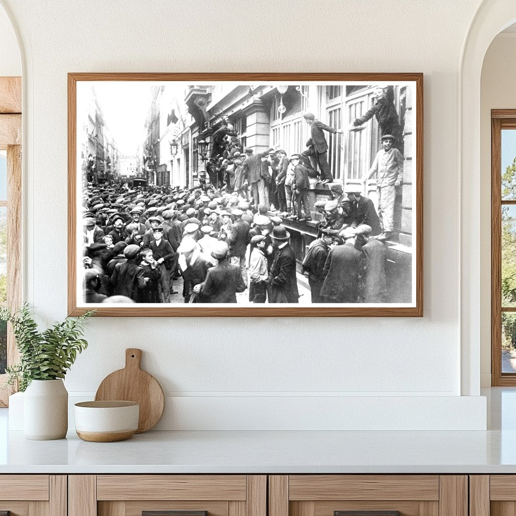 Paris Newsboys Anticipate Breaking News, 1914-1915