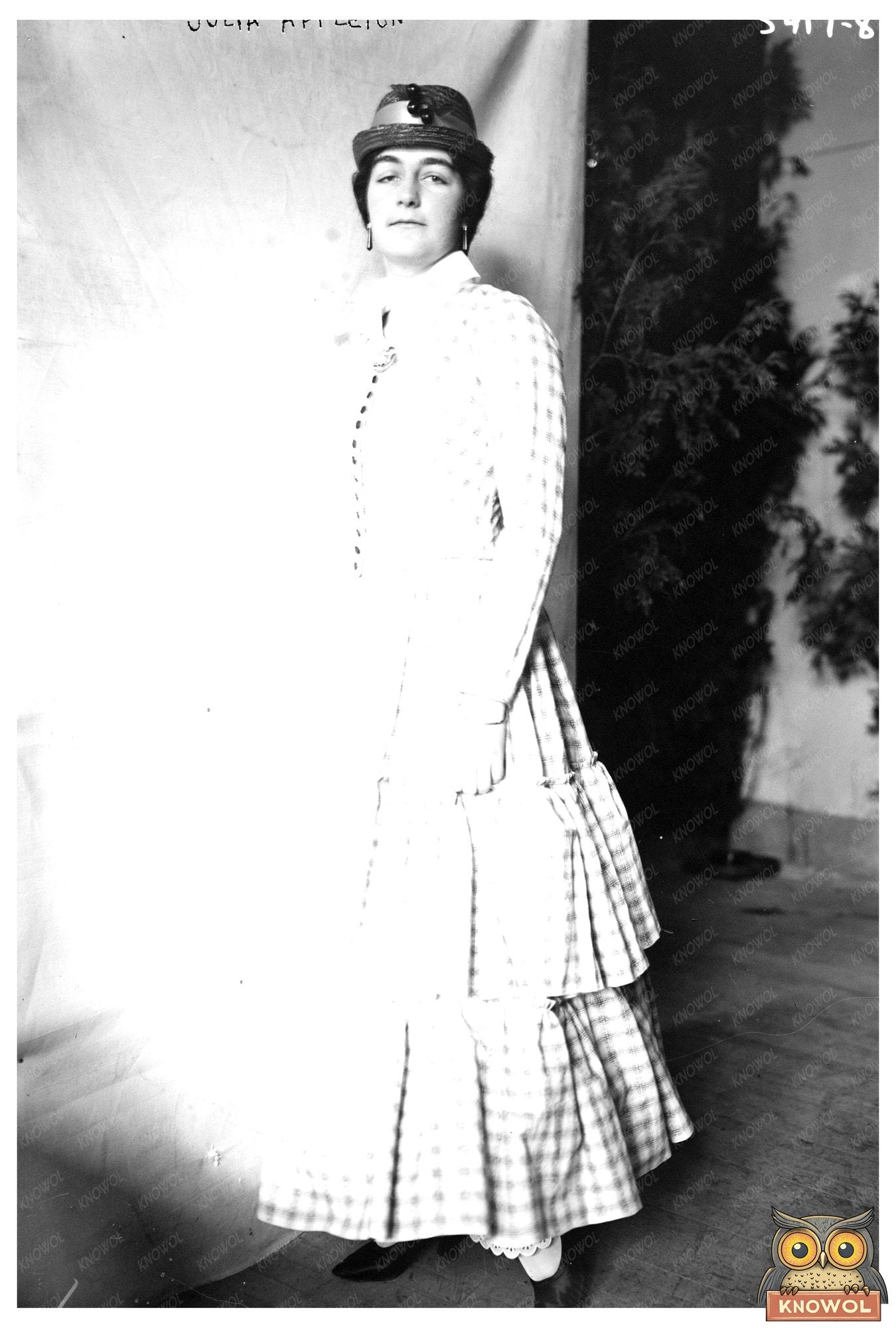 Timeless Portrait of Early 20th Century Elegance