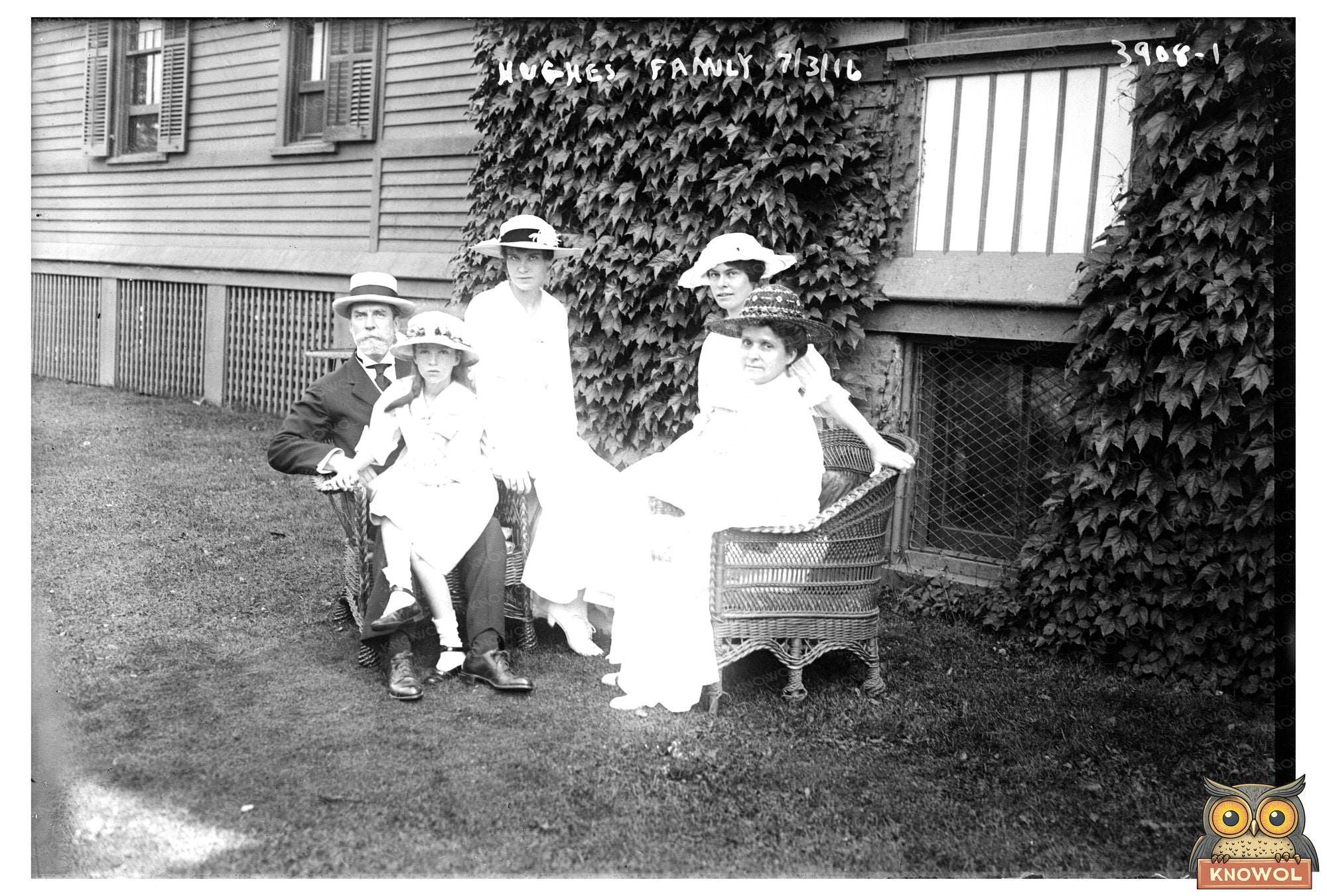 1916 Family Portrait: A Glimpse into Early America