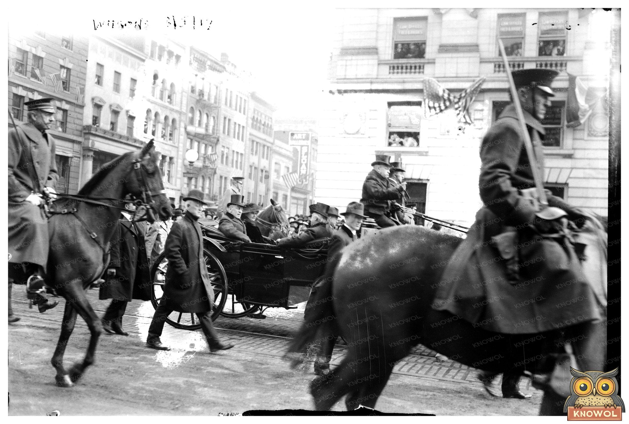 1917 Family Portrait: A Glimpse into American Life