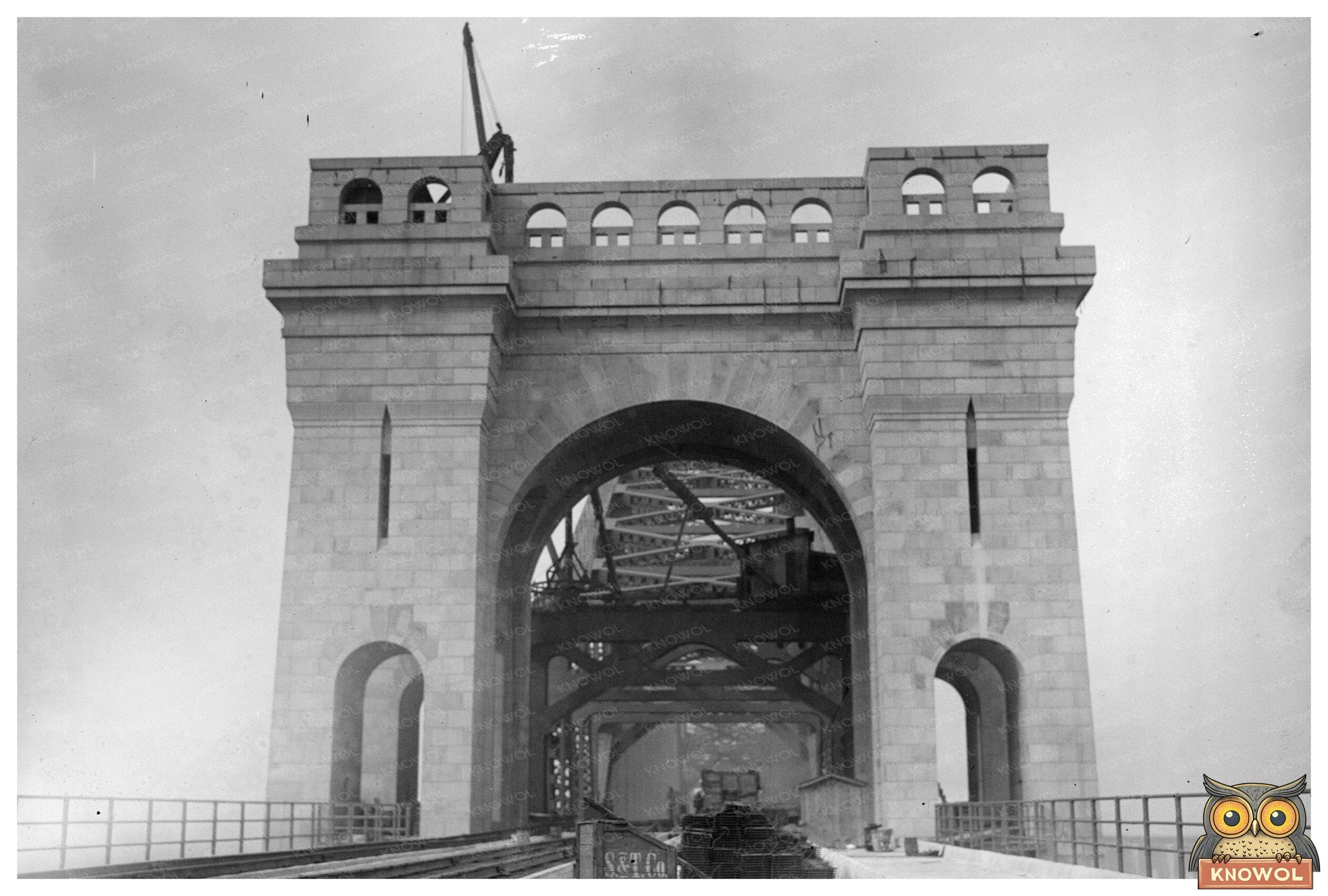 Historic Hell Gate Bridge: New York Citys Iconic Span