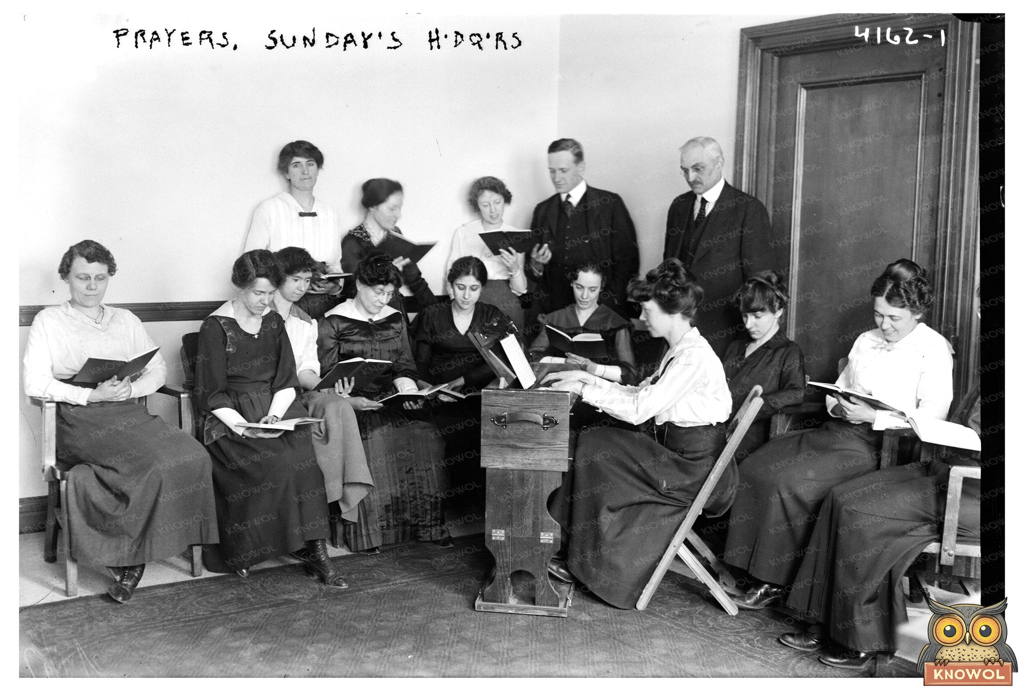 1917 Sunday Prayers: Early 20th Century Faith Gathering