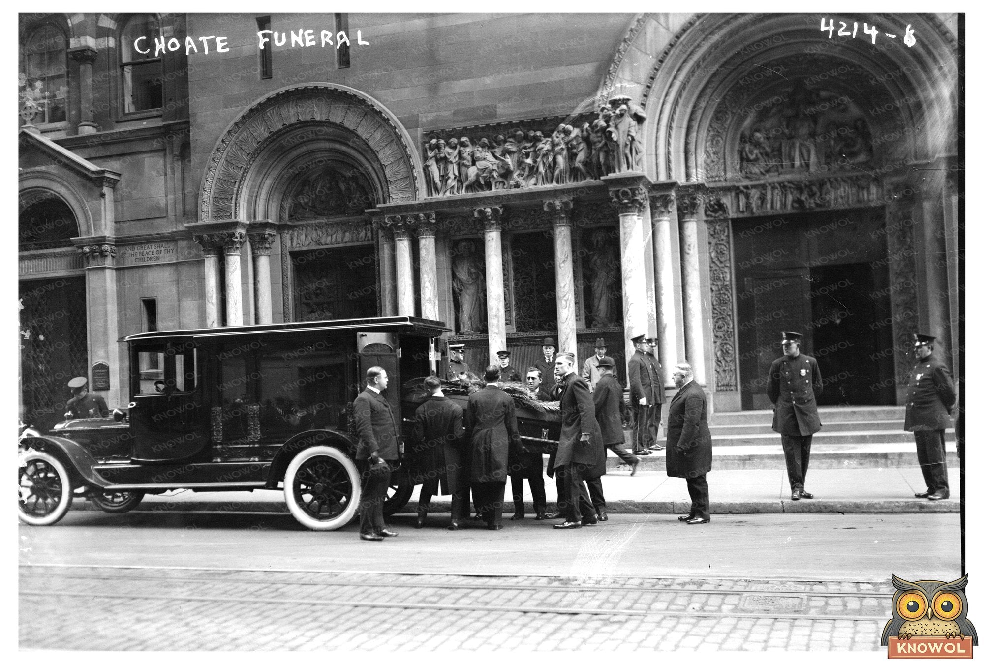 Historic 1917 Funeral Gathering: A Moment of Mourning