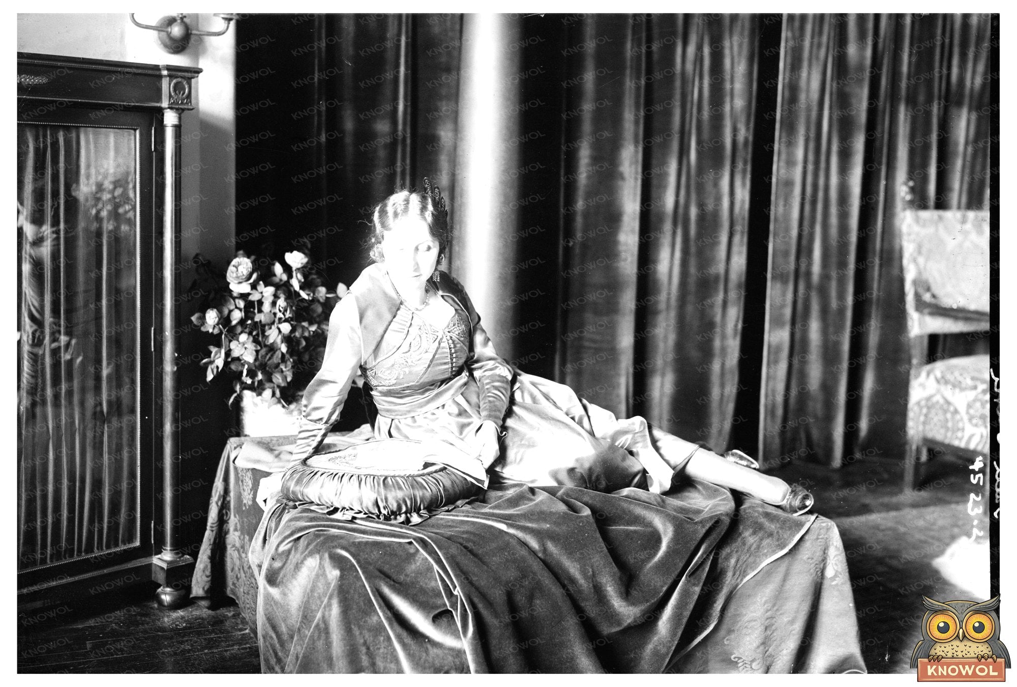 Opera Diva Amelita Galli-Curci in Dramatic Pose