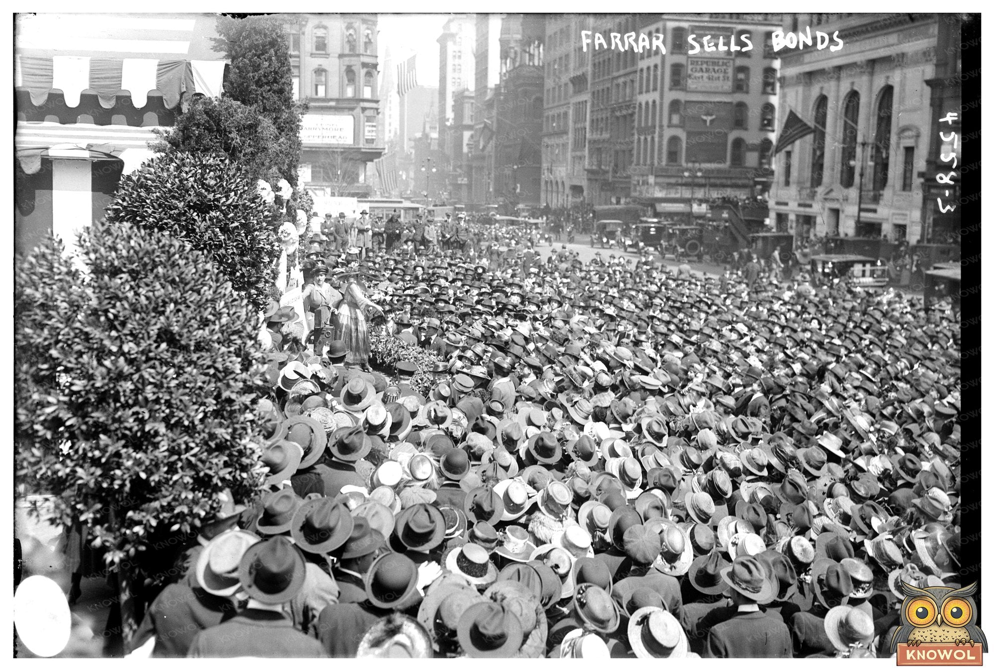 1918 War Bond Rally: Citizens Unite for Victory
