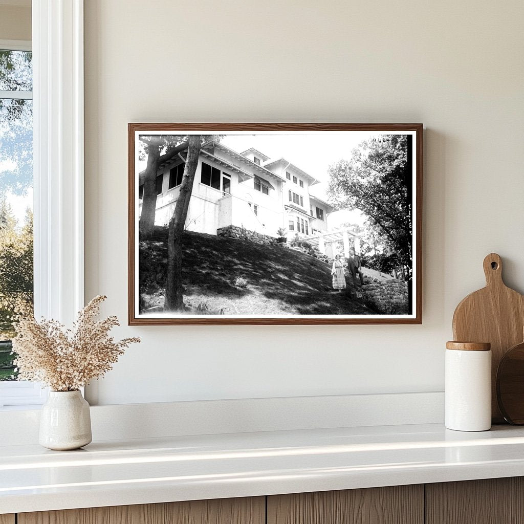 Early 20th Century Opera Icons in Captivating Moment