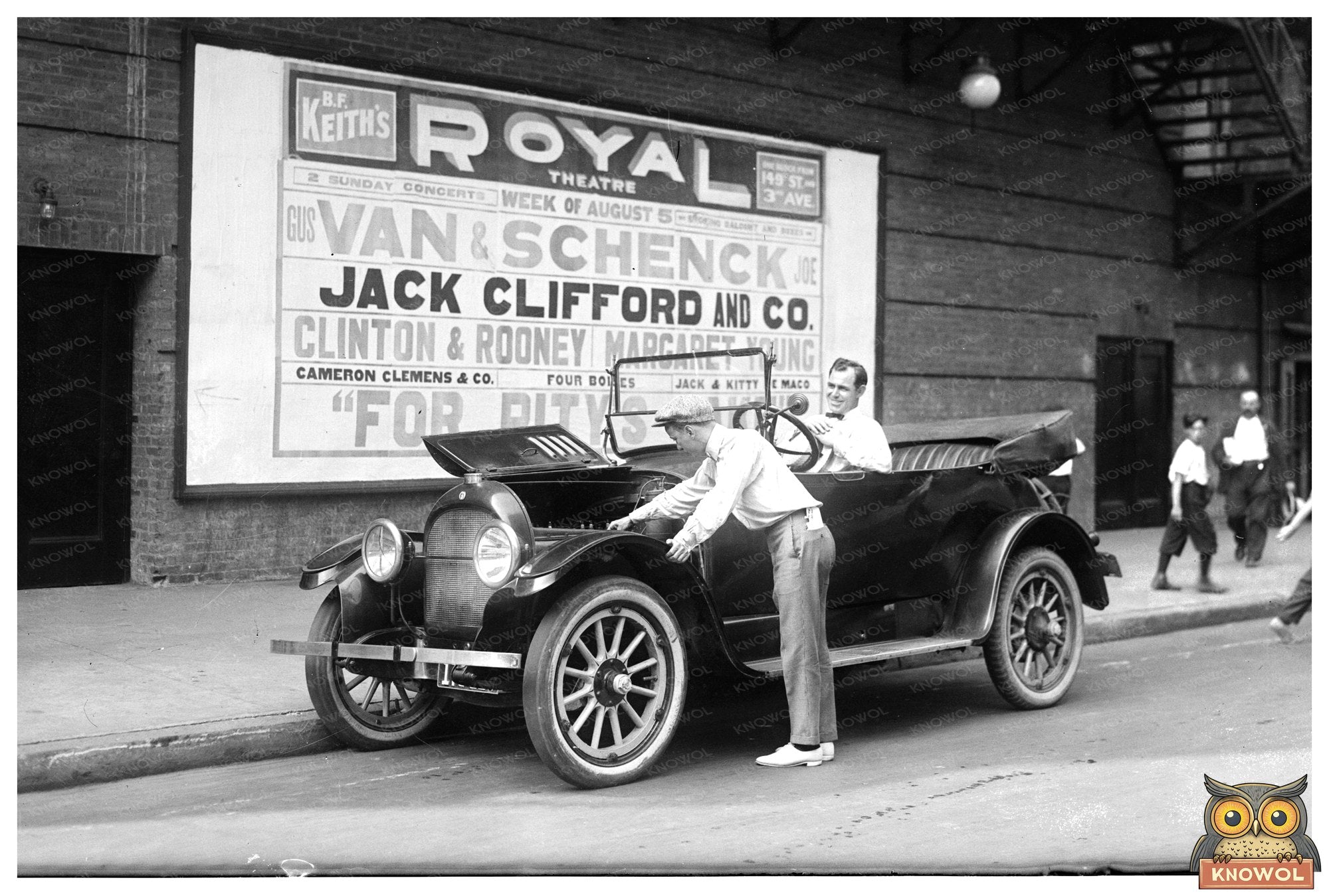 Vintage Comedy Duo: Dazzling Performers of the 1920s