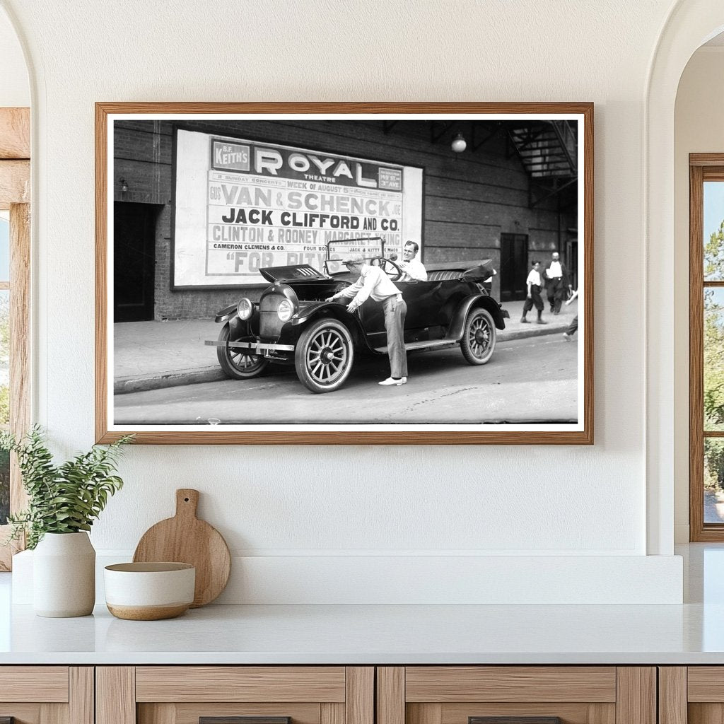 Vintage Comedy Duo: Dazzling Performers of the 1920s