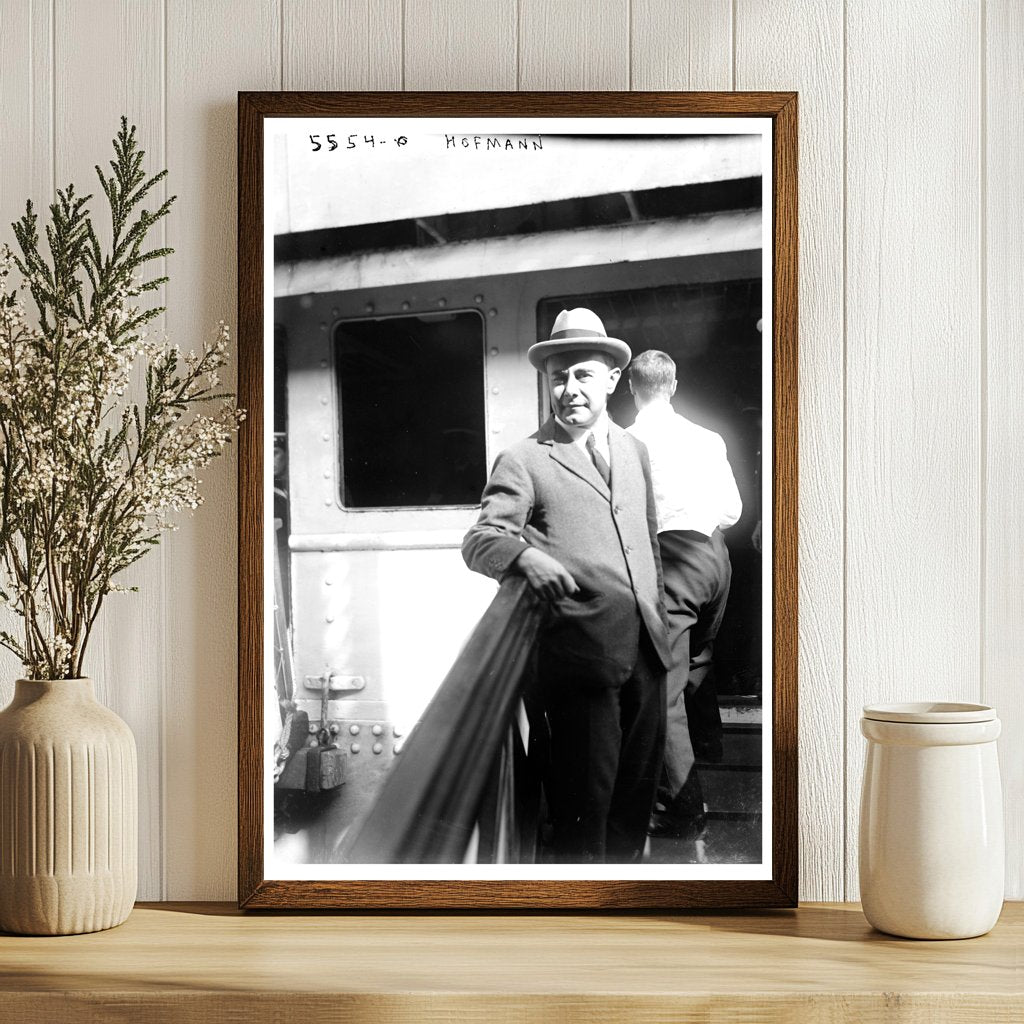 1920s Portrait of a Vintage City Life Scene