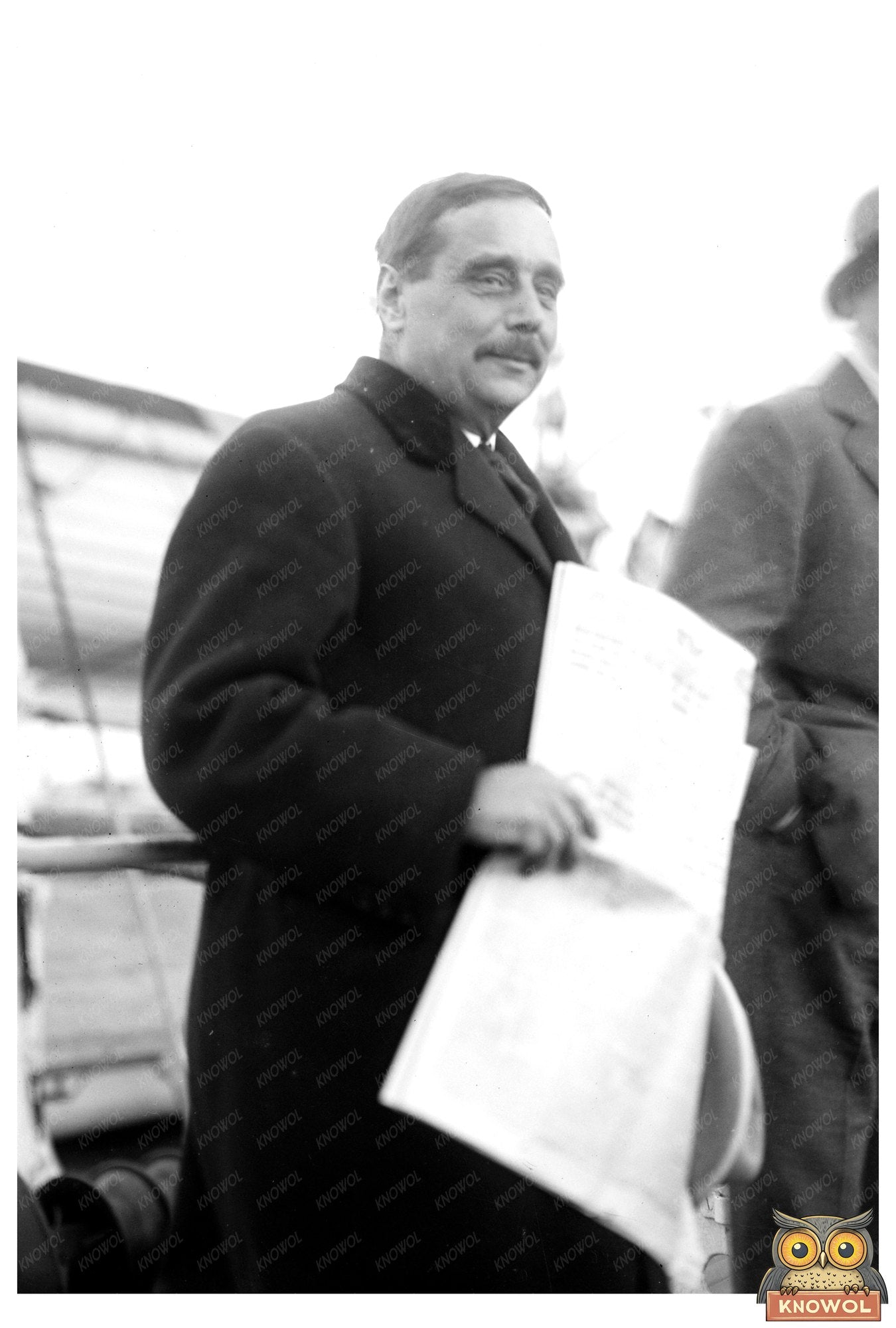 1920s Literary Icon: H.G. Wells in Reflection