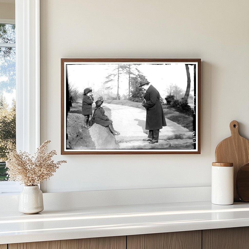 1920s Iconic Artist Portrait: Vibrant Cultural Snapshot