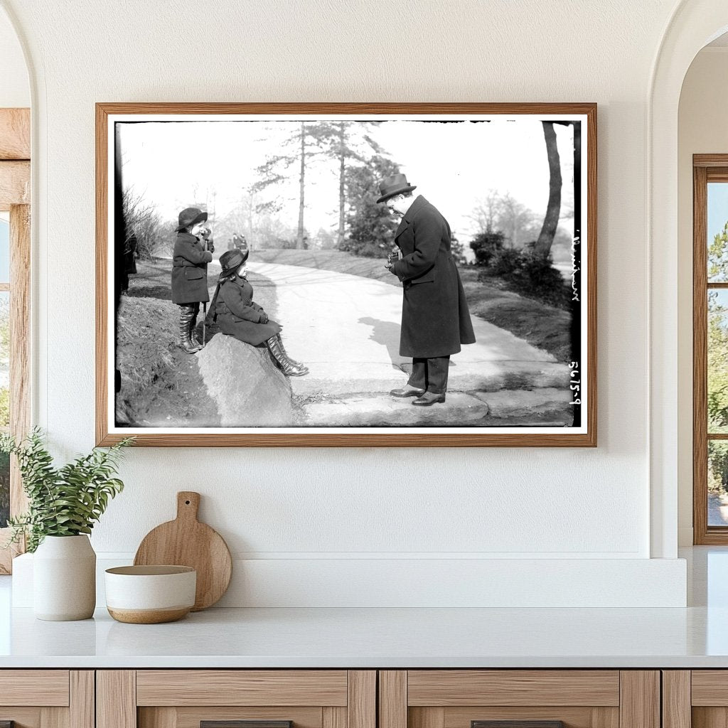 1920s Iconic Artist Portrait: Vibrant Cultural Snapshot