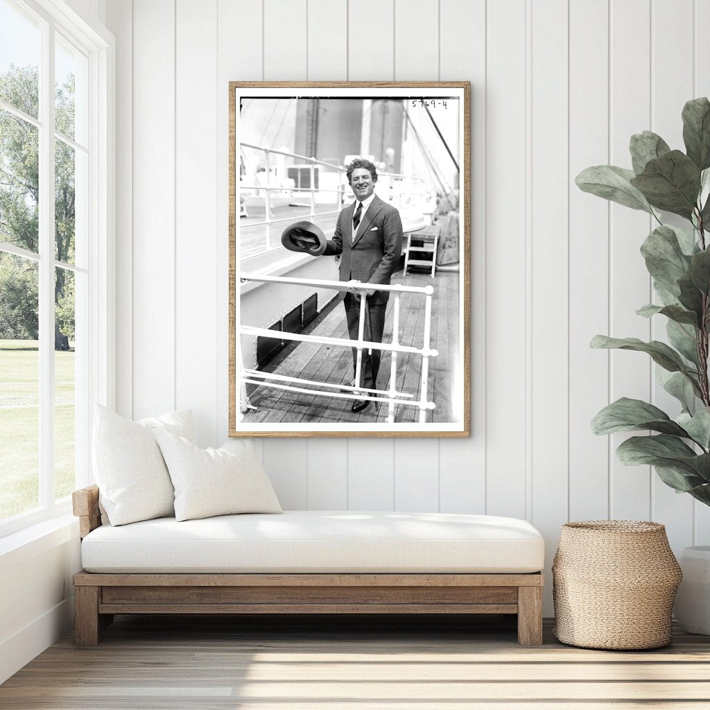 Operatic Legend Giovanni Martinelli Prepares to Board