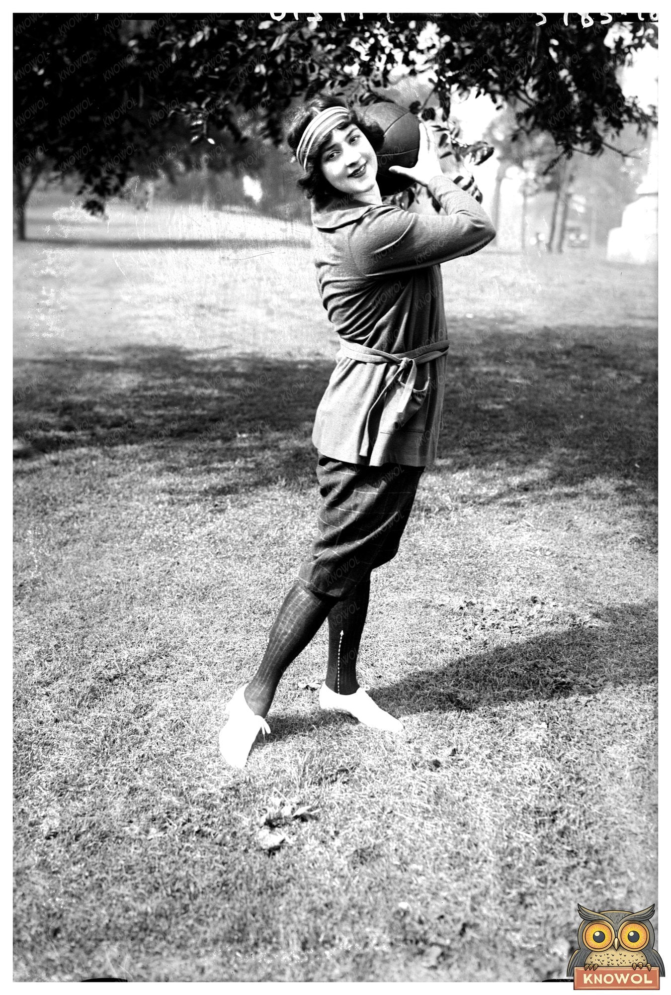 1920s Enigmatic Performer in Captivating Pose