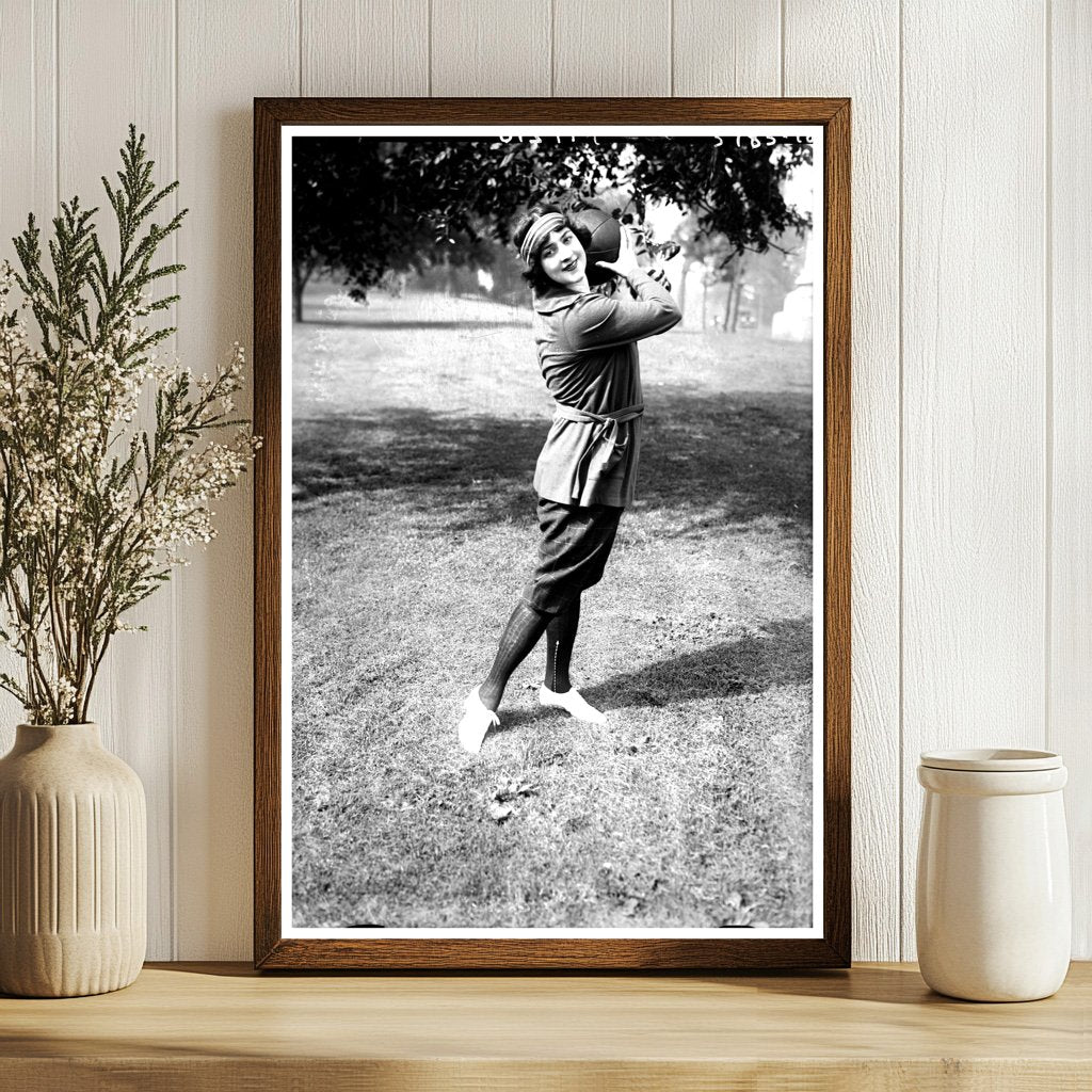 1920s Enigmatic Performer in Captivating Pose