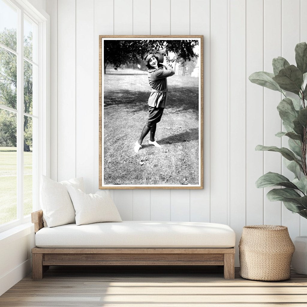 1920s Enigmatic Performer in Captivating Pose