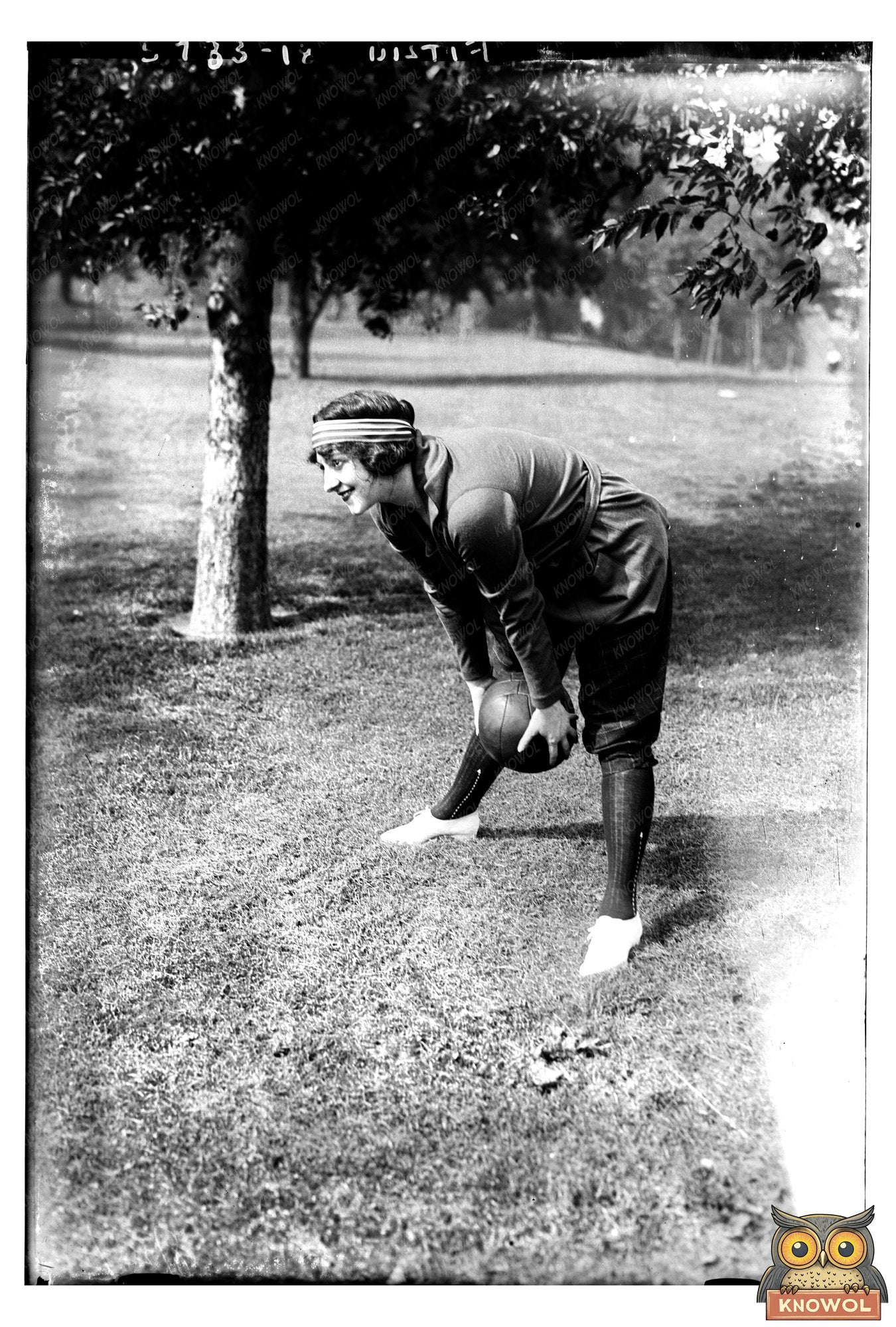 1920s American Street Scene: A Glimpse of Daily Life