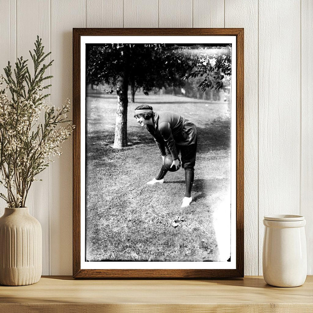 1920s American Street Scene: A Glimpse of Daily Life