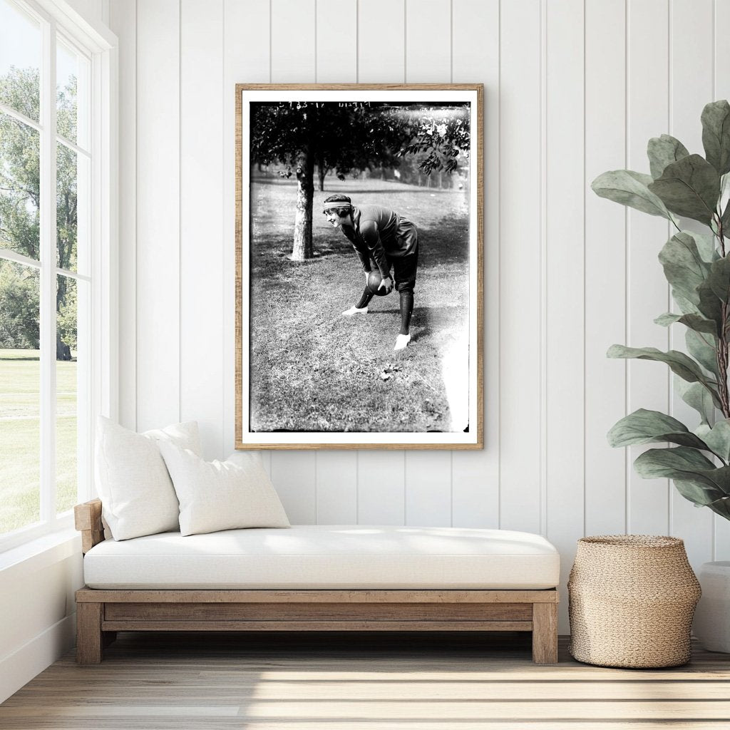 1920s American Street Scene: A Glimpse of Daily Life