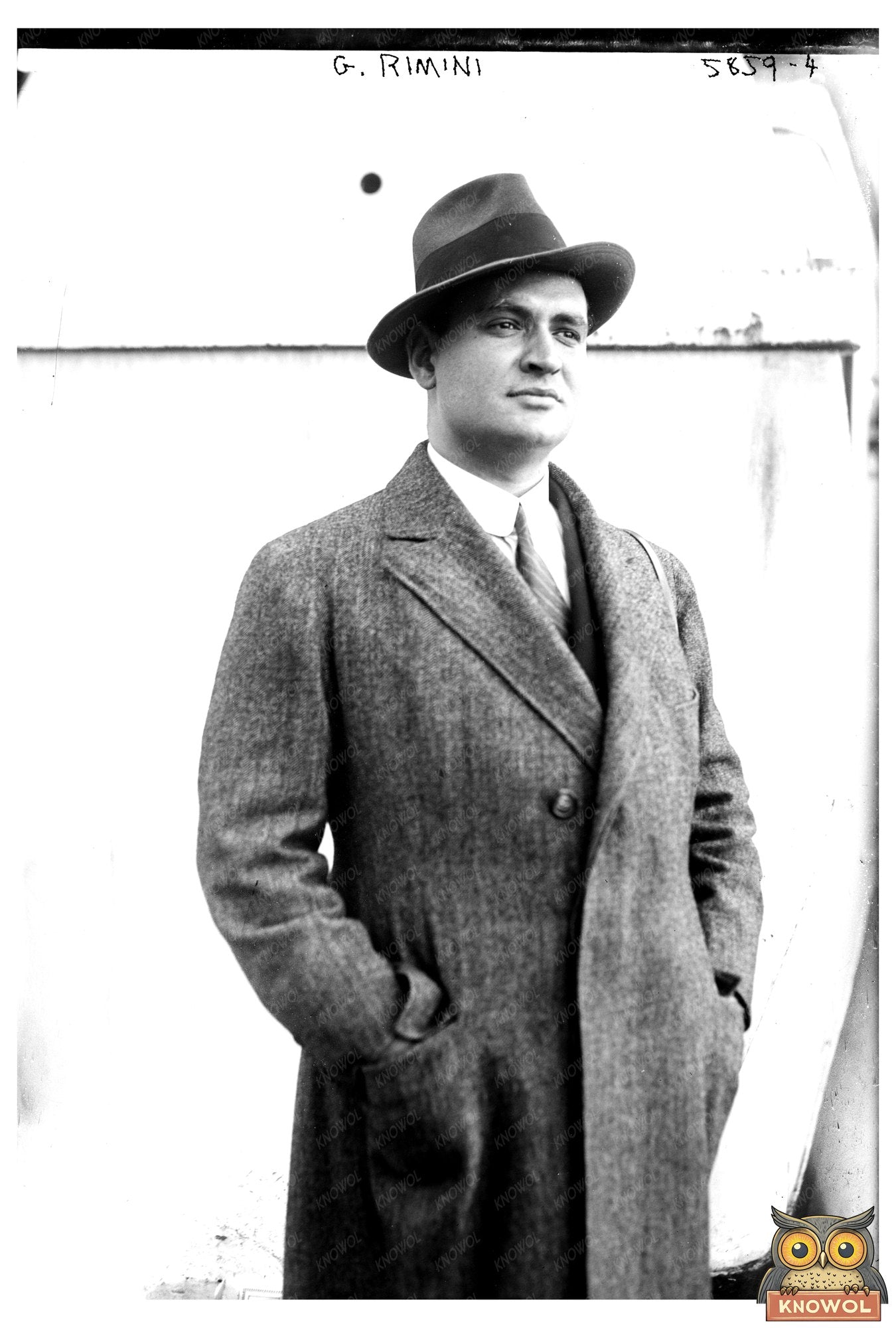 1920s Architectural Marvel: A Timeless Curved Facade