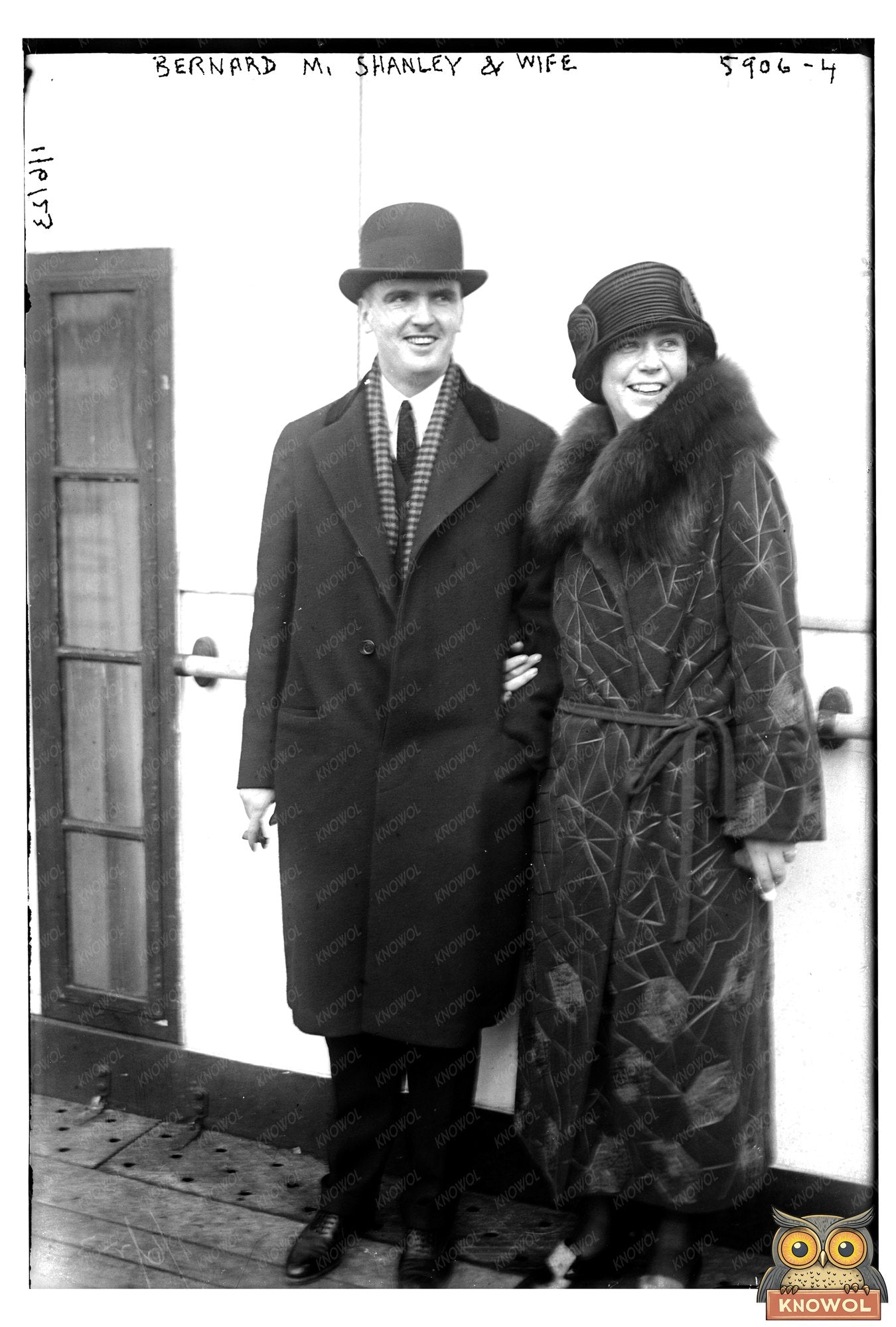Elegant 1920s Couple: A Timeless Love Story