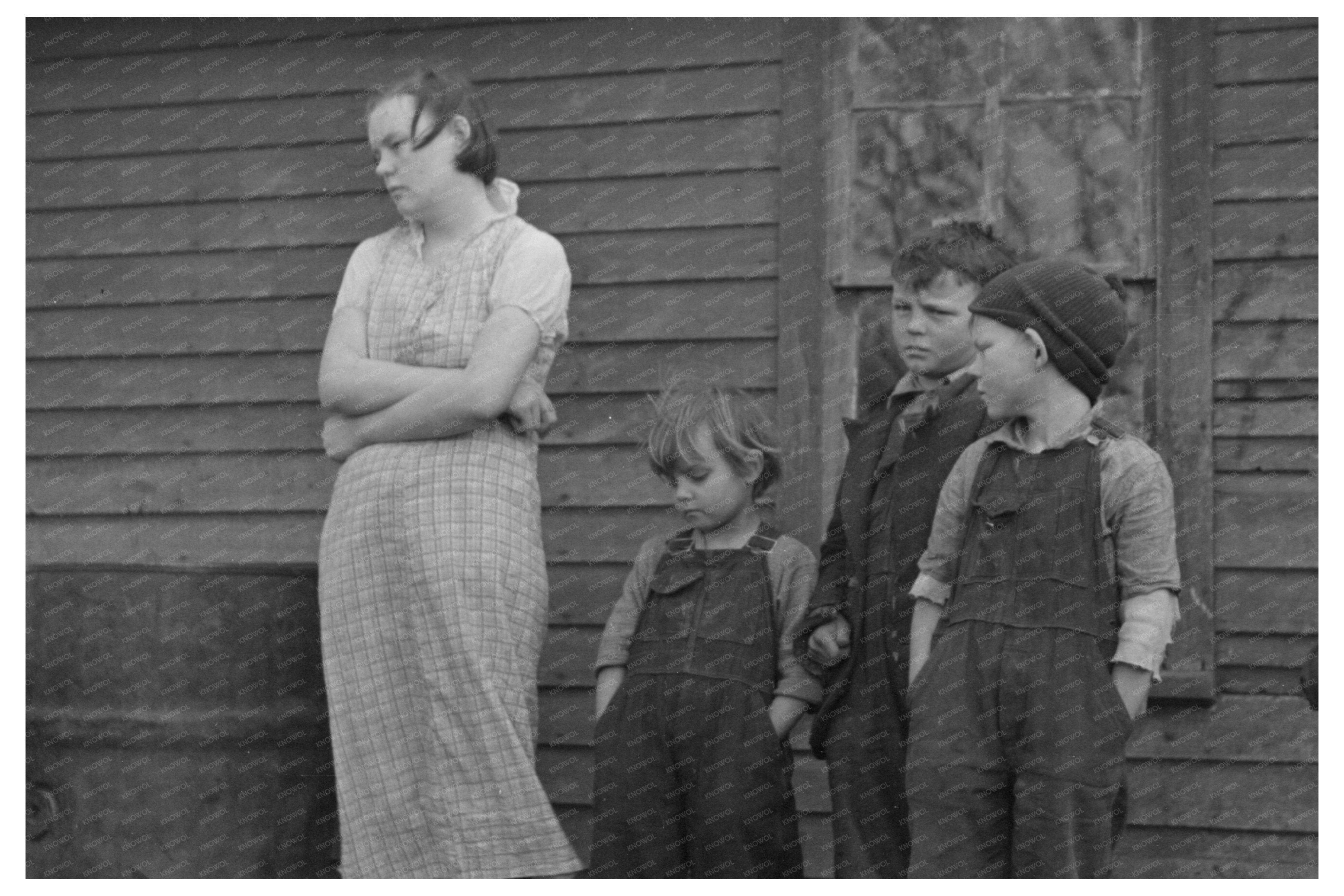 Moody Family Children in Iowa December 1936 Vintage Photo