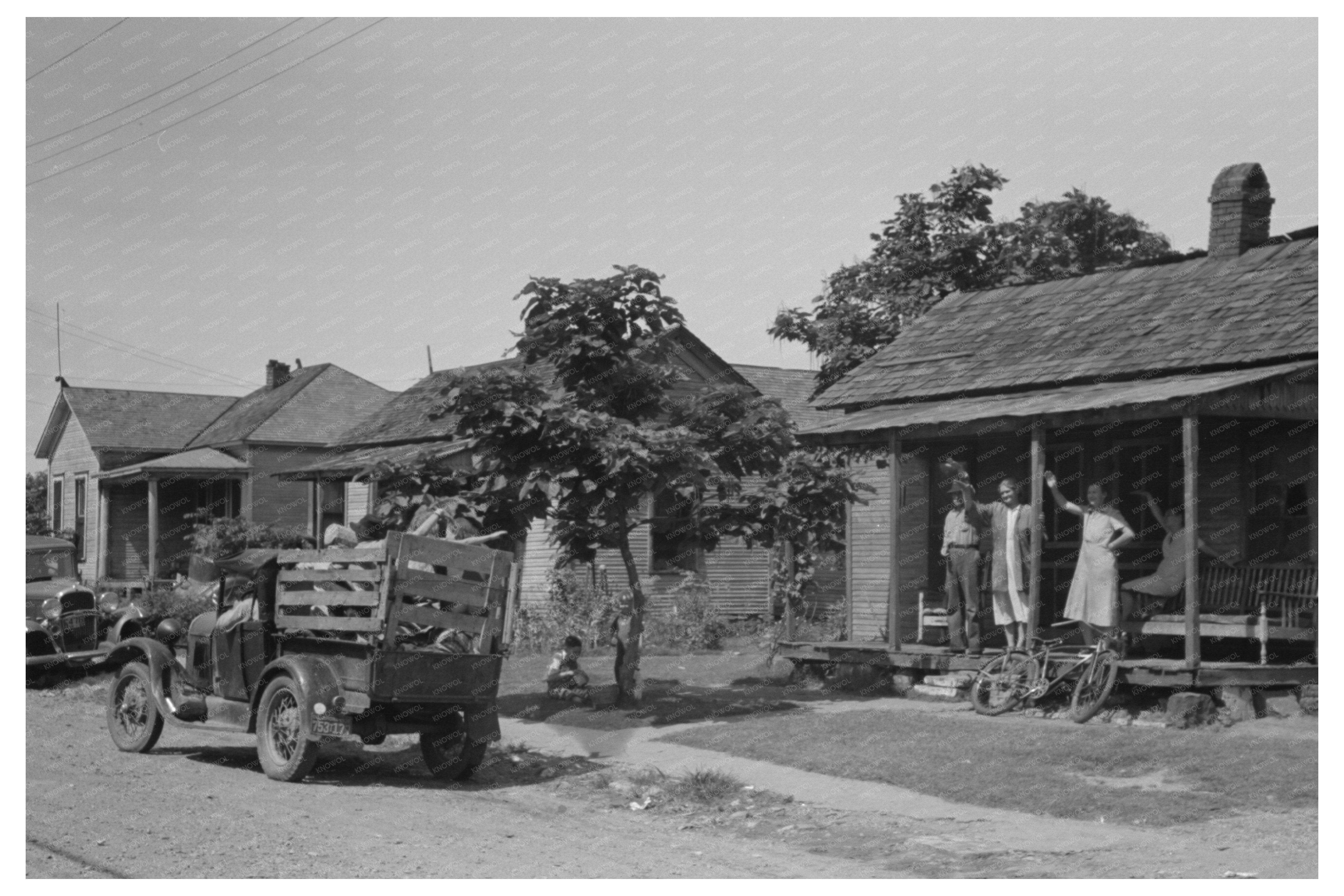 Muskogee Family Waves Goodbye to California July 1939