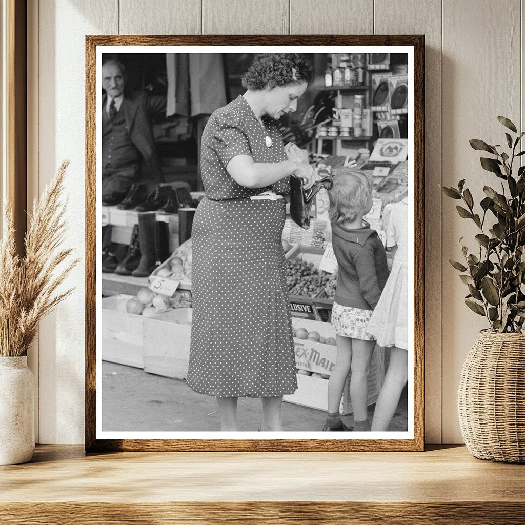 Vintage 1939 Woman Marketing in Waco Texas