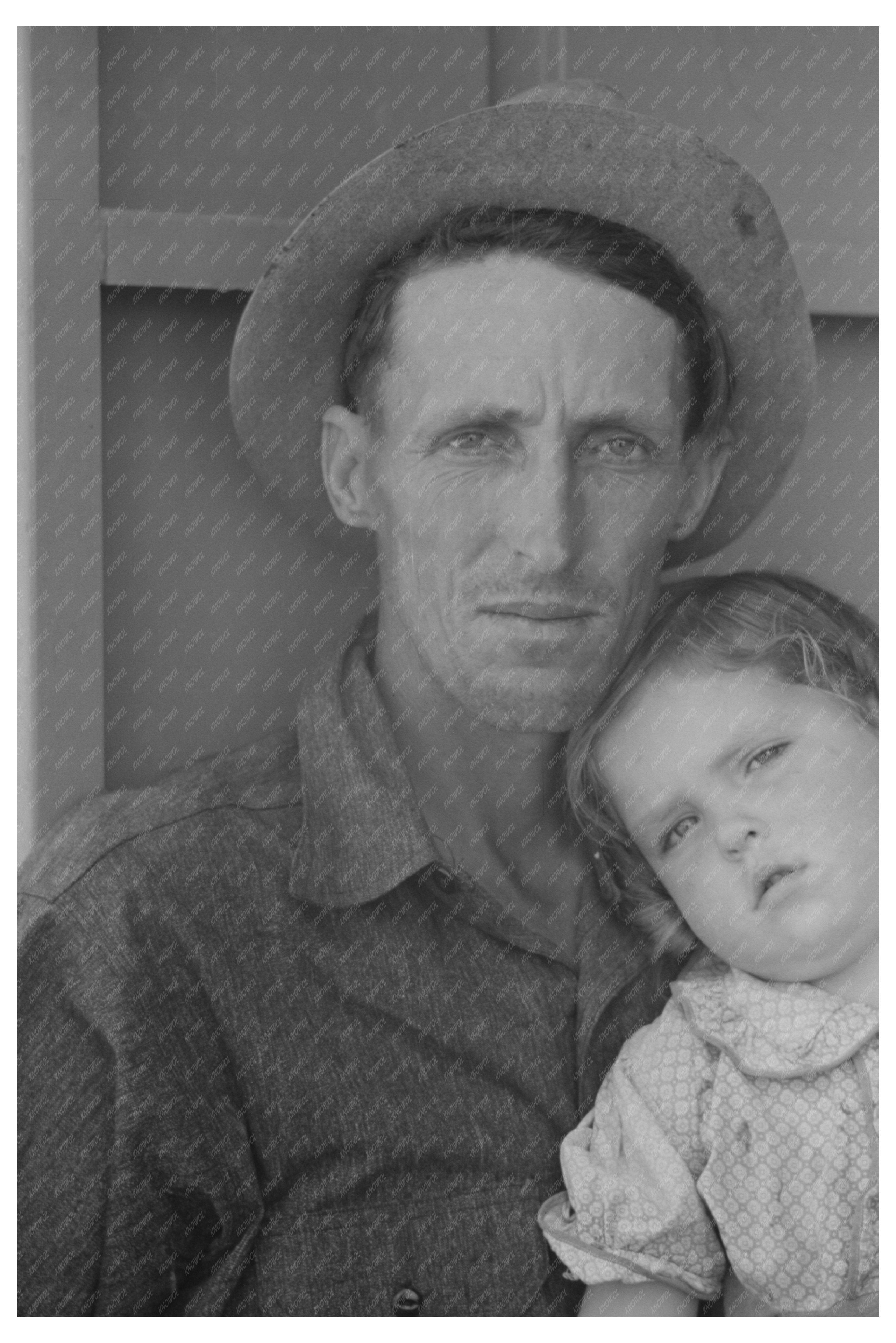 Migrant Worker and Child at Agua Fria Labor Camp 1940