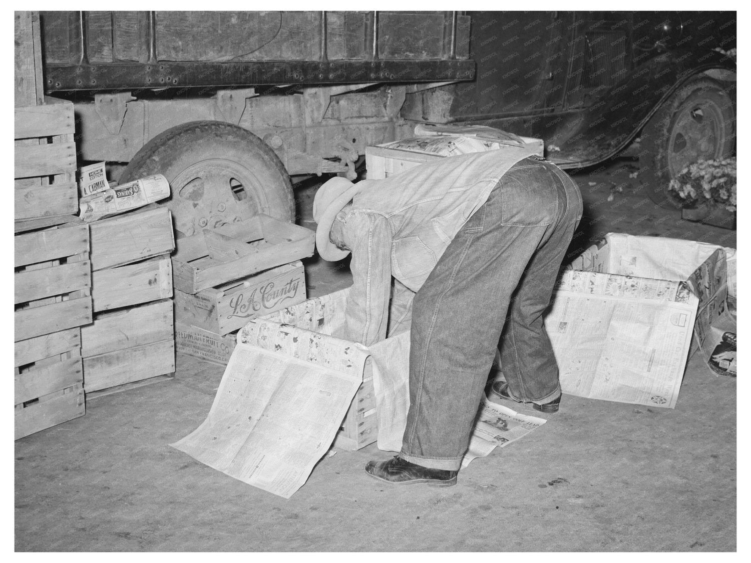 San Antonio Peddler Packing Vegetables March 1939