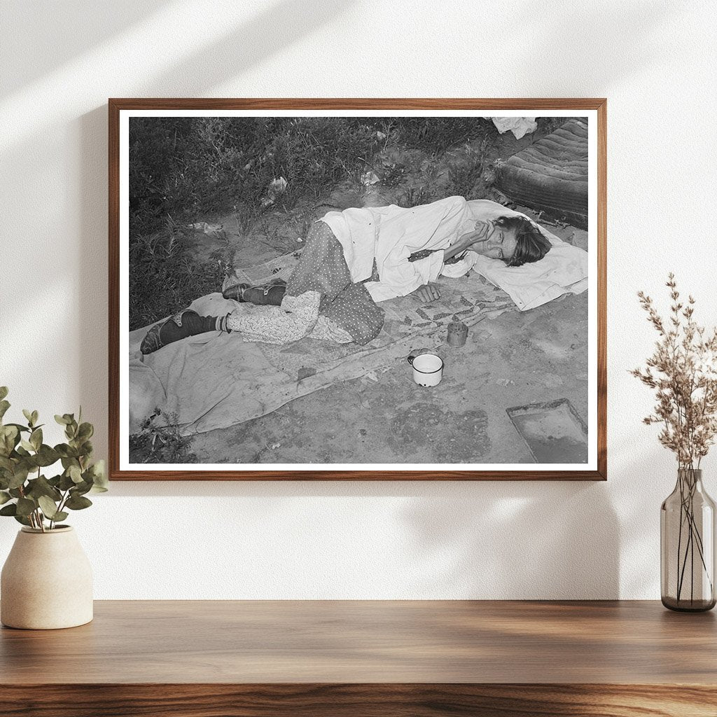 1939 Black and White Photo of Migrant Family Living Conditions