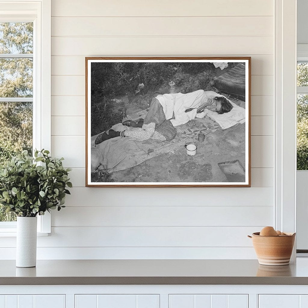 1939 Black and White Photo of Migrant Family Living Conditions