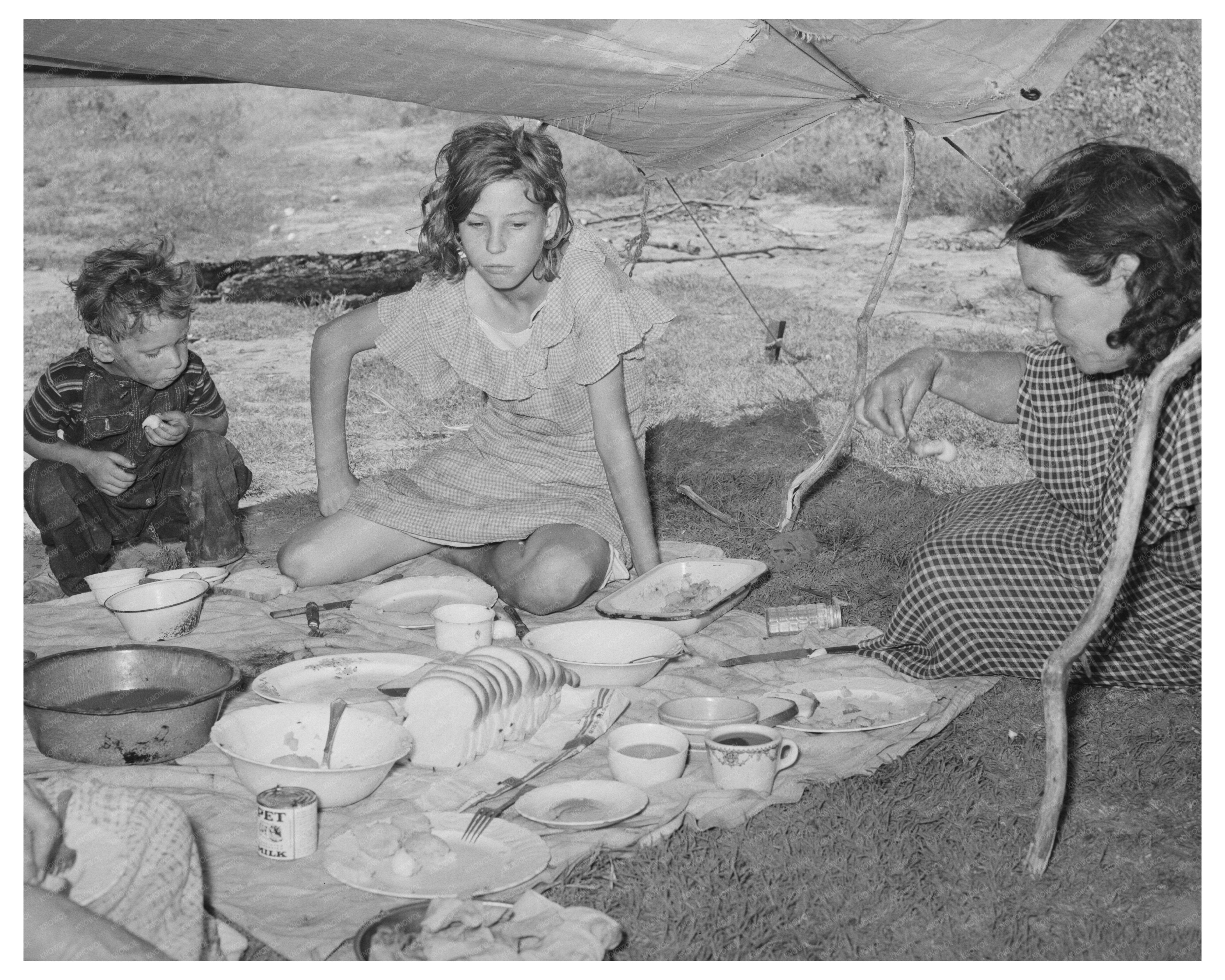 Migrant Workers Noonday Meal Muskogee Oklahoma June 1939