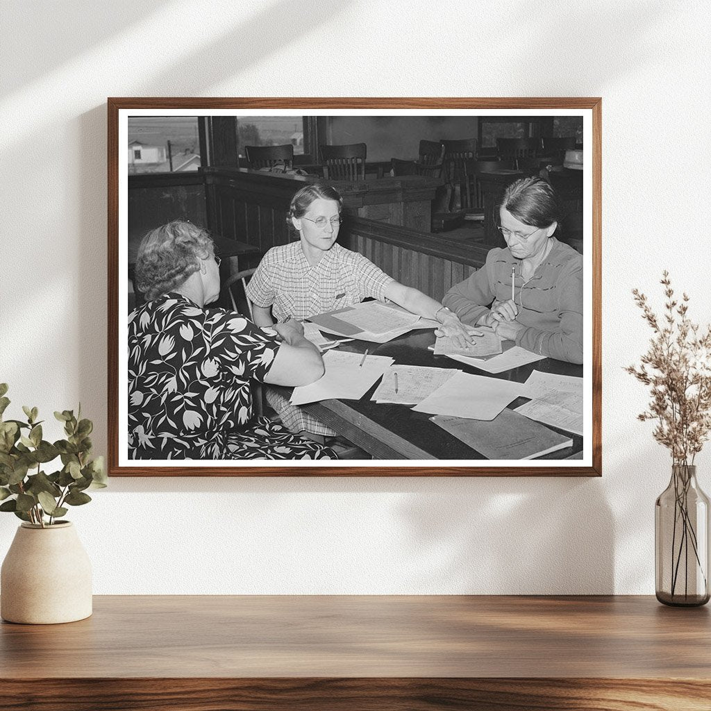 Home Supervisor Explains Plan to Clients Kansas 1939