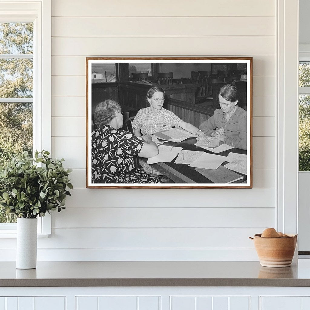 Home Supervisor Explains Plan to Clients Kansas 1939