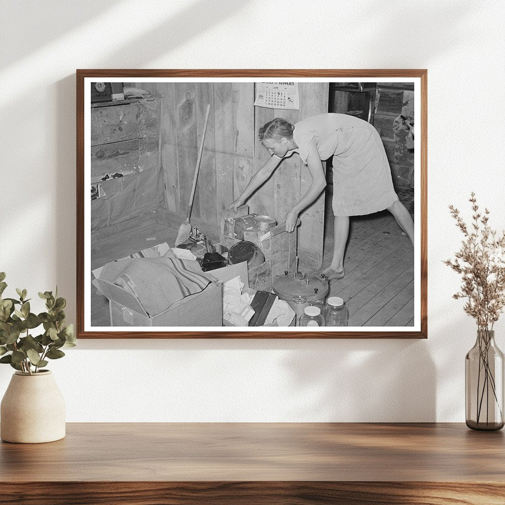 Mrs. Faro Caudill Packing Kitchen Equipment June 1940
