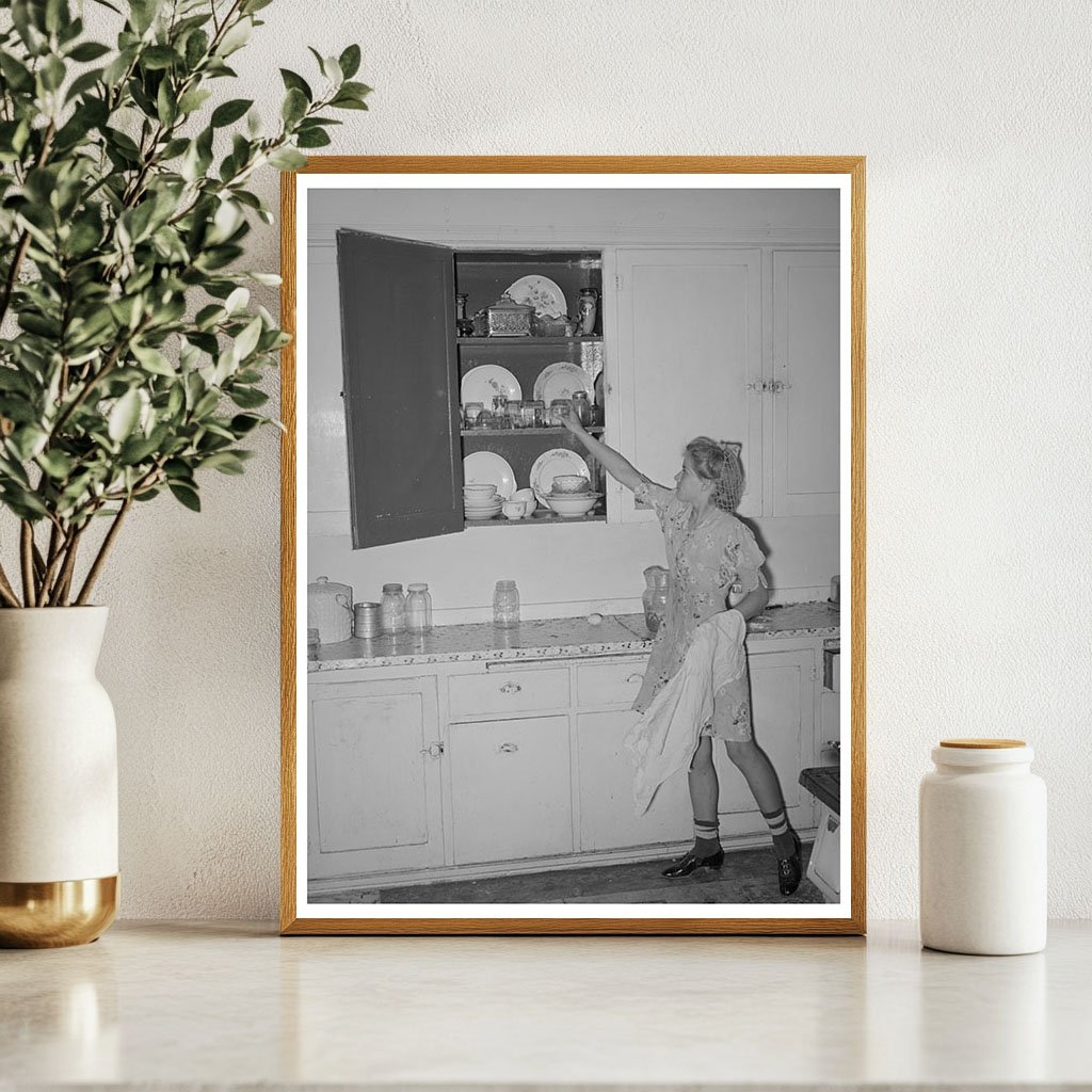 Mormon Farmers Daughter Organizes Kitchen in Utah 1940