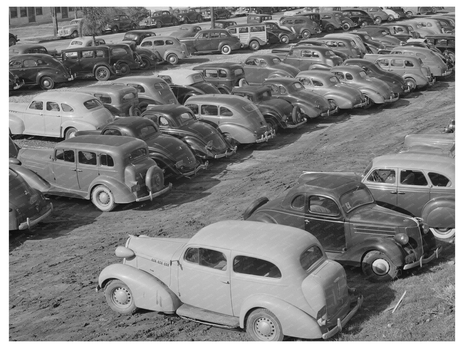 1940 San Diego Airplane Factory Worker Parking Scene