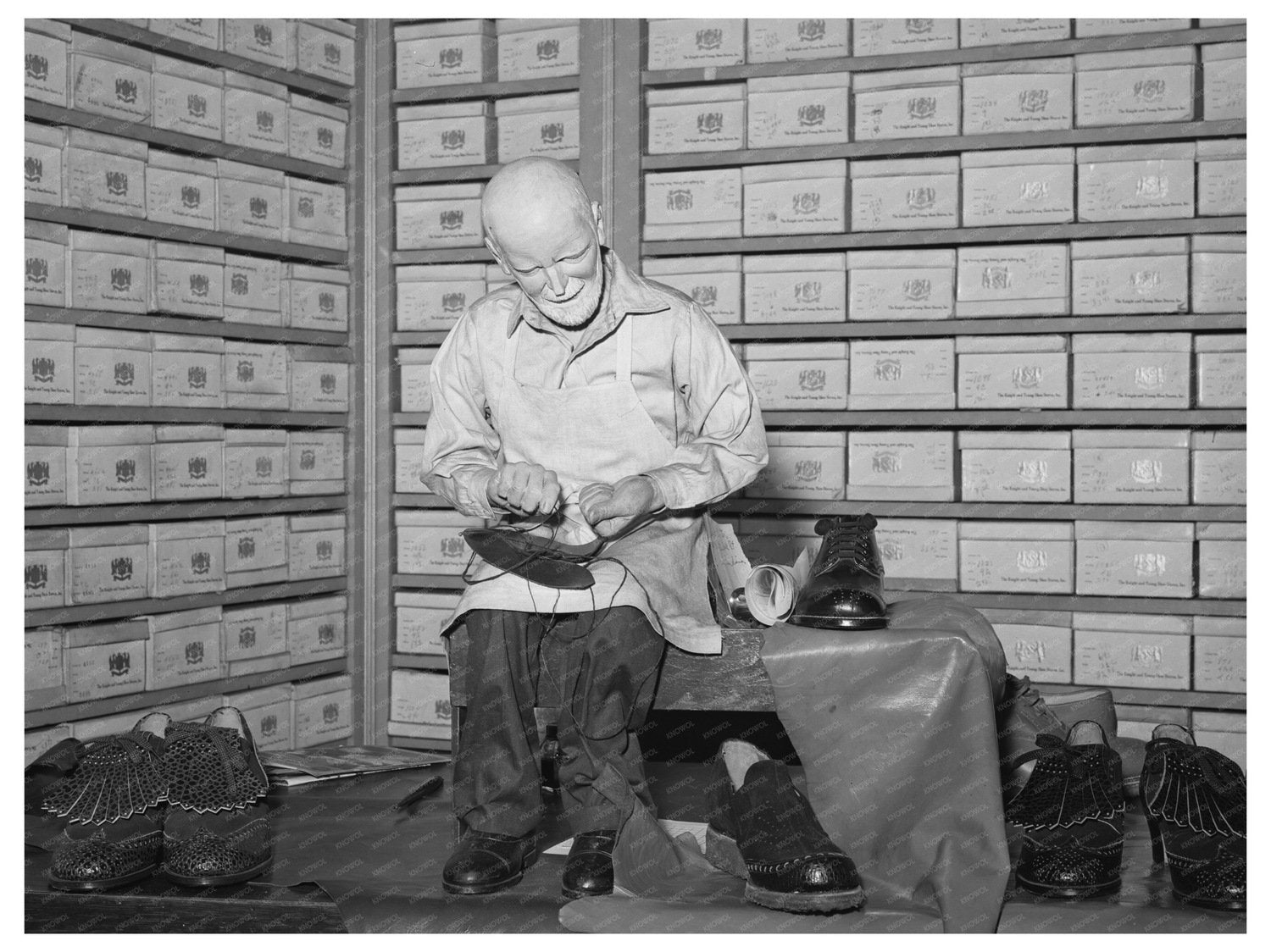 Vintage Chicago Shoestore Scene April 1941