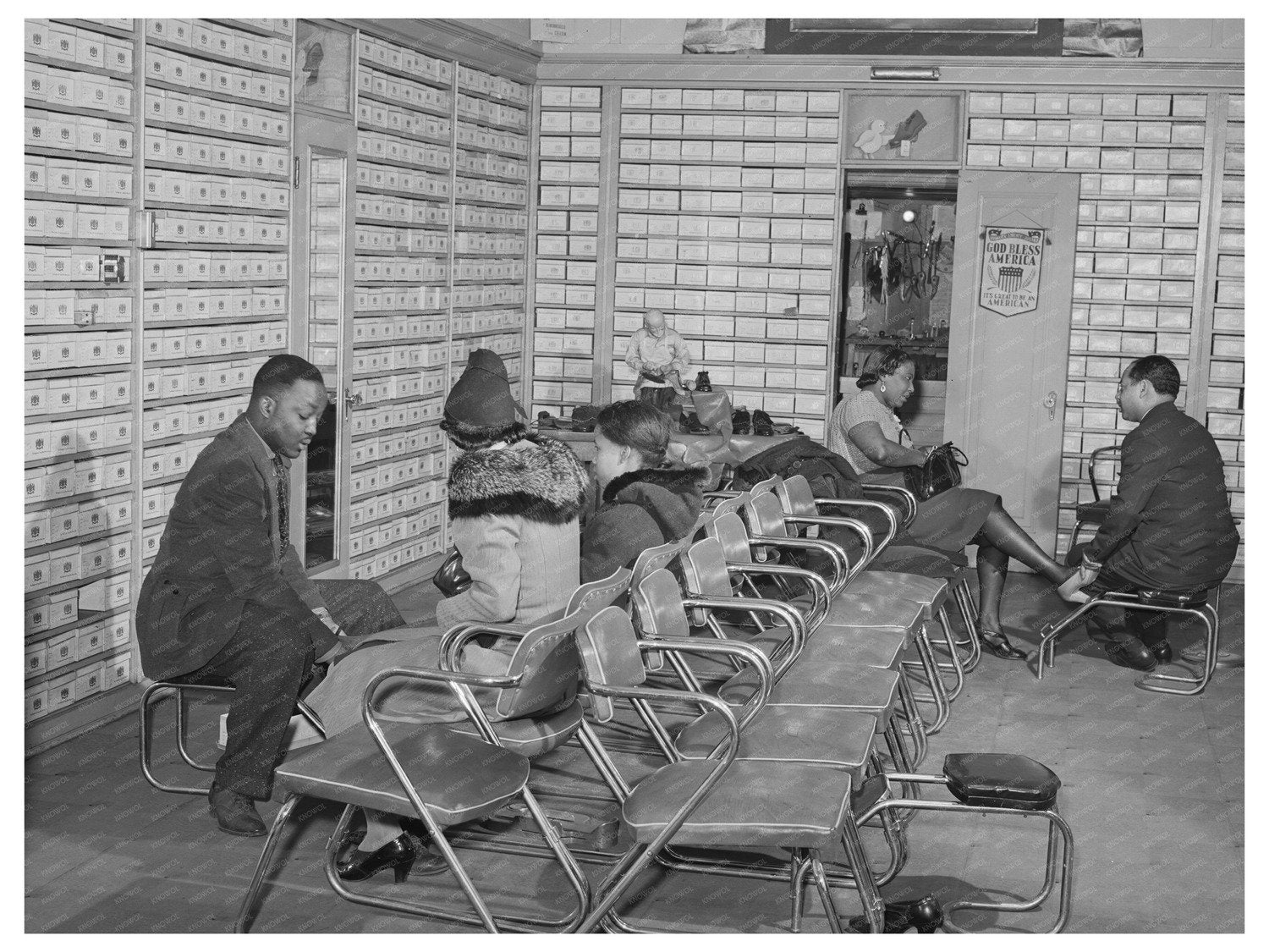 Vintage Chicago Shoestore on 47th Street April 1941